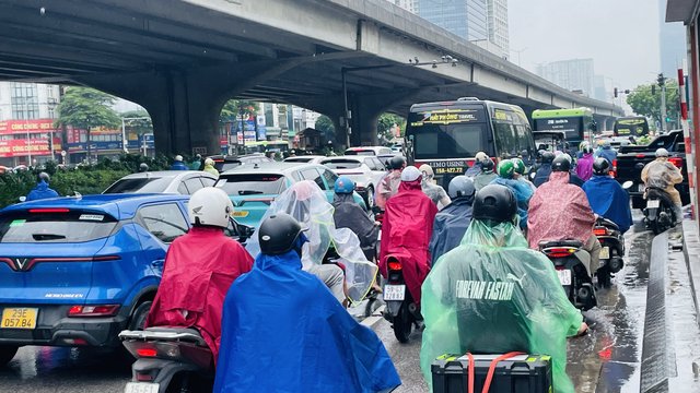 Ngày mưa thứ ba, Hà Nội tiếp tục ùn tắc
