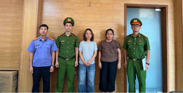 Bị can Phan Thùy Linh (áo sáng) và Phạm Thị Mai tại cơ quan Công an