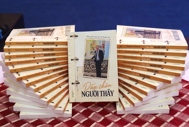 Ra mắt cuốn sách “Dấu chân người thầy”