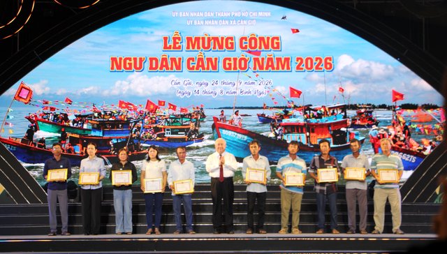 Tri ân người bám biển