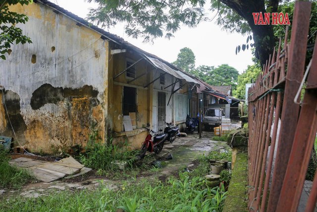 “Sống liều” trong khu nhà sắp đổ nát cạnh di tích Quốc Tử Giám