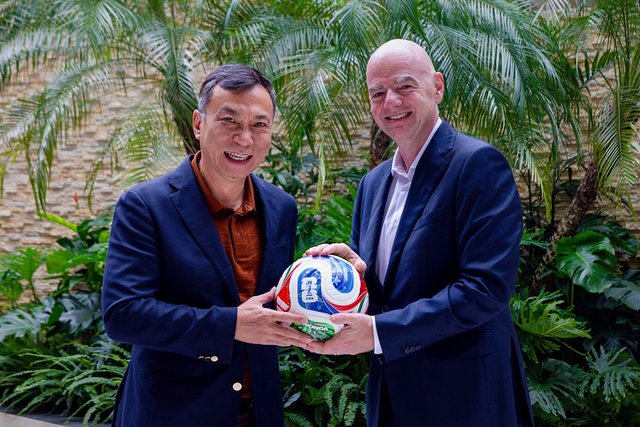 Tổng Thư ký FIFA ấn tượng với tình yêu bóng đá tại Việt Nam