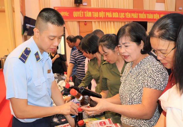 Lào Cai hướng dẫn người dân nhận diện hàng thật, hàng giả
