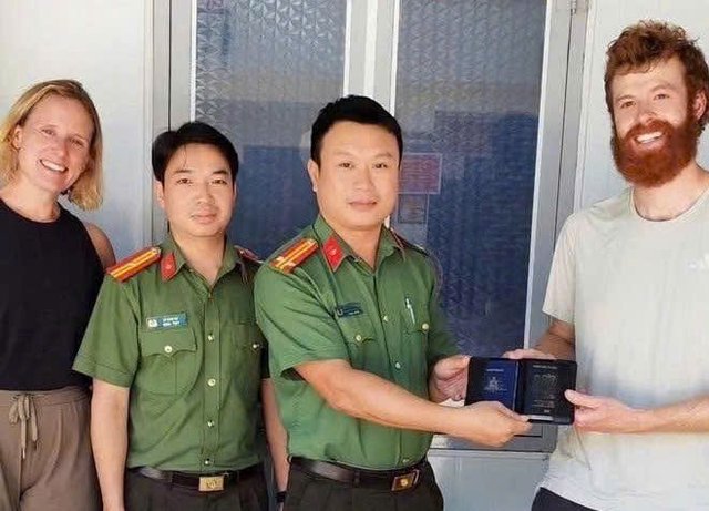 Công an xã Mường Pồn trao trả hộ chiếu thất lạc cho 4 du khách