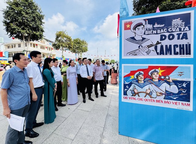 Khai mạc Triển lãm tranh cổ động tấm lớn tuyên truyền về biên giới, biển đảo Việt Nam