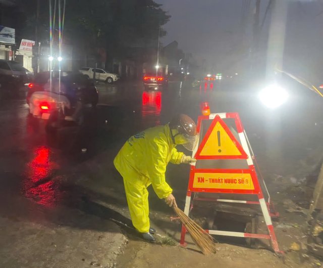Mưa lớn diện rộng, nhiều tuyến phố Hà Nội ngập