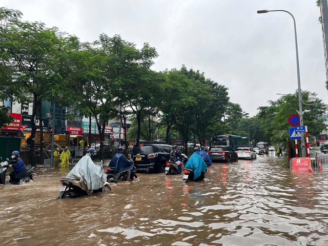 Vì sao nhiều nơi ở Hà Nội ngập sâu trong cơn mưa sáng nay?