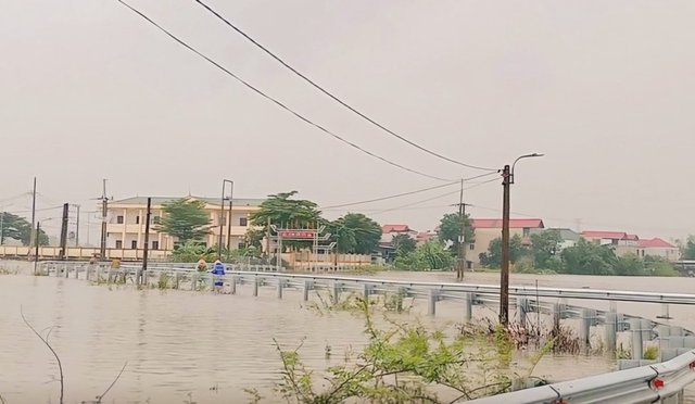 Hà Nội cấm lưu thông trên nhiều tuyến đường ngoại thành do ngập sâu