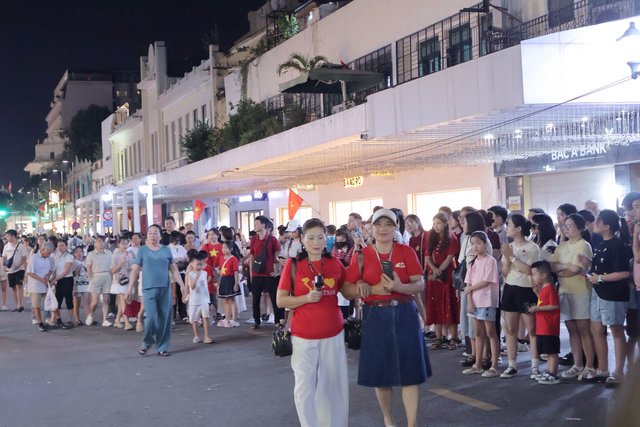 Đông đảo người dân có mặt tại hồ Hoàn Kiếm, sẵn sàng ngắm pháo hoa dịp Quốc khánh 2.9