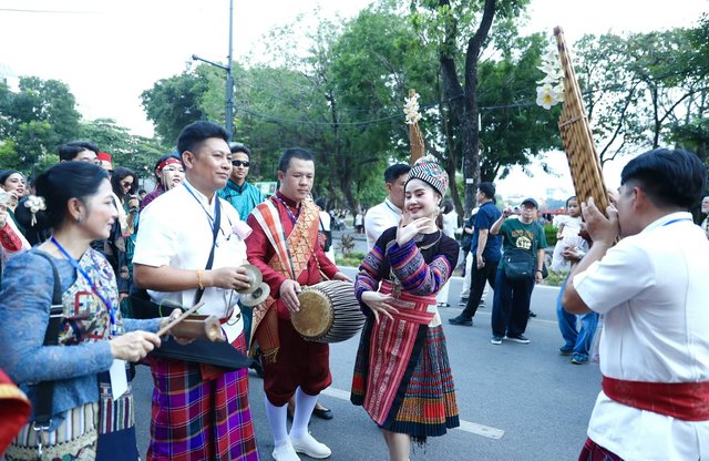 Hà Nội rực rỡ trong sắc màu văn hóa năm châu