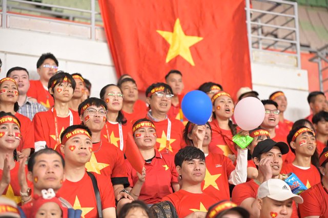 Cộng đồng người Việt tại Kansai phủ kín cờ đỏ sao vàng cổ vũ ĐT nữ Việt Nam