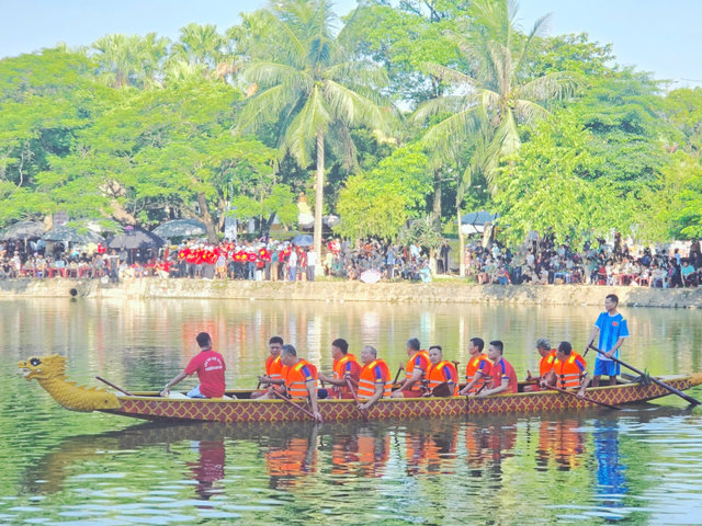 Mừng Quốc khánh bằng những đường đua thuyền chải trên Hồ Bán Nguyệt