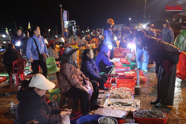 Nhộn nhịp chợ cá rạng sáng tại cảng Cửa Sót