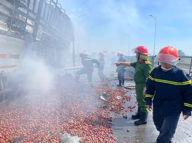 Xe tải chở mận bốc cháy trên cao tốc