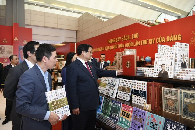 Thủ tướng thăm khu trưng bày sách, báo tại Đại hội XIV của Đảng
