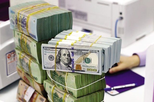 Giá USD ngân hàng bán ra tăng kịch trần