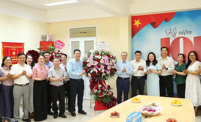 Thứ trưởng Phan Tâm thăm, chúc mừng Báo Văn Hoá nhân dịp 21.6