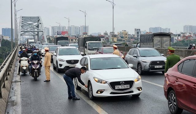 Giao thông Hà Nội sáng 14.1: Xe nổ lốp giữa cầu Thanh Trì