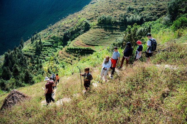 Đừng nhìn khách du lịch “Tây ba lô” qua ví tiền