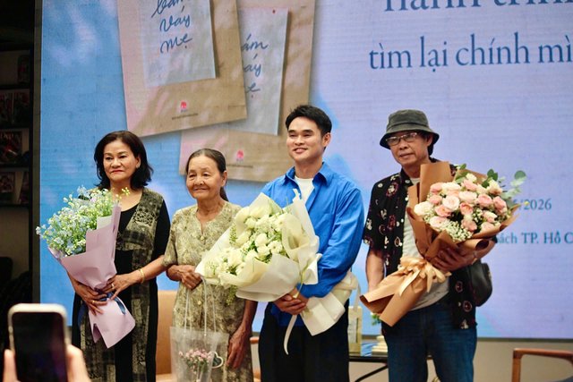 Ra mắt tự truyện chữa lành “Bám váy mẹ”