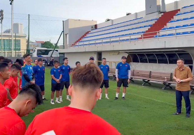 Lãnh đạo VFF động viên đội tuyển Việt Nam trước trận gặp Singapore