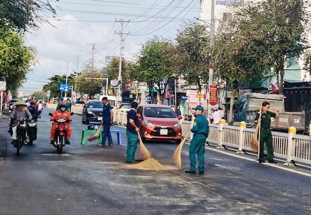 Bí thư phường cùng dân quân xử lý dầu loang giữa giờ cao điểm