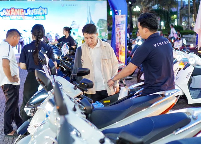 Sự kiện “Đổi xăng lấy điện”: Evo Lite hút khách nhờ không cần bằng lái, đổi pin chỉ trong 1 phút