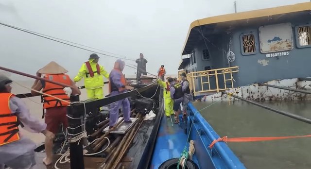Quảng Ninh: Kịp thời cứu thành công 3 thuyền viên bị chìm do ảnh hưởng cơn bão số 1