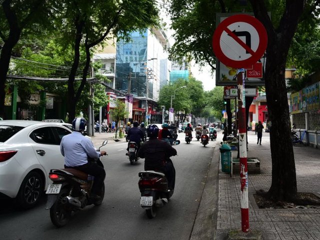 Gặp biển cấm rẽ trái, tài xế có được quay đầu xe?