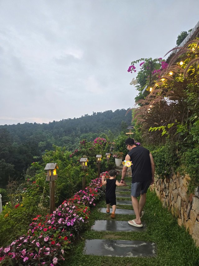 Muốn biết mình có chọn đúng chồng, chọn đúng bố cho con hay không? Cứ đi du lịch dài ngày một chuyến là sẽ rõ!