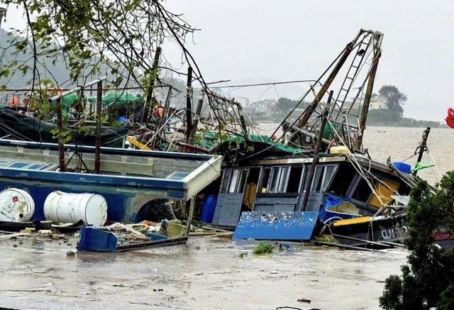 Quảng Ninh: Hơn 1.100ha nuôi trồng thuỷ sản bị ảnh hưởng, nhiều nhà dân tốc mái
