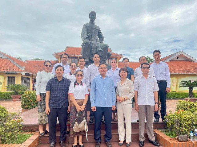 Đoàn giáo viên và học sinh của tỉnh Bolikhamxay thăm các di tích tại Hà Tĩnh ​