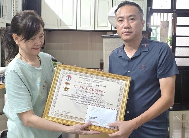 HLV Phan Thanh Hùng nhận Kỷ niệm chương “Vì sự nghiệp bóng đá Việt Nam”