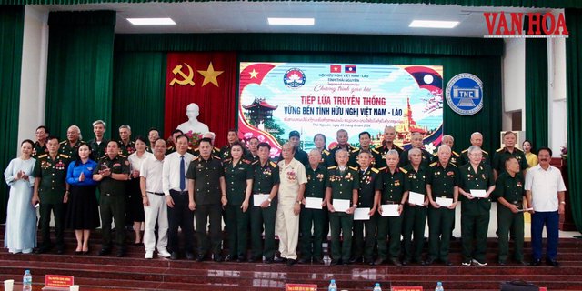 Tiếp lửa truyền thống tình hữu nghị Việt - Lào