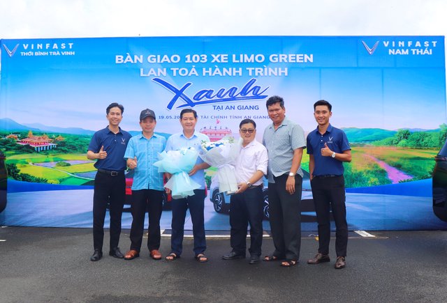 VinFast bàn giao 103 xe Limo Green làm xe công vụ cho tỉnh An Giang