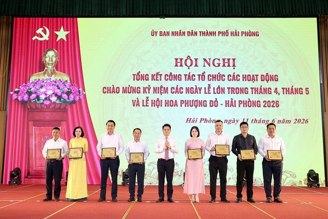 Bí thư Thành ủy Hải Phòng Lê Ngọc Châu trao chứng nhận cho các doanh nghiệp tiêu biểu đồng hành tổ chức các hoạt động Lễ hội