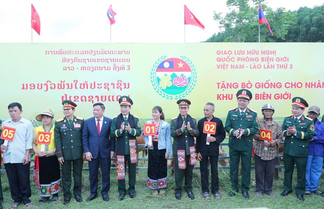Đại tướng Phan Văn Giang và Đại tướng Khamliang Outhakaysone múa Lamvong, nhảy sạp cùng đồng bào biên giới