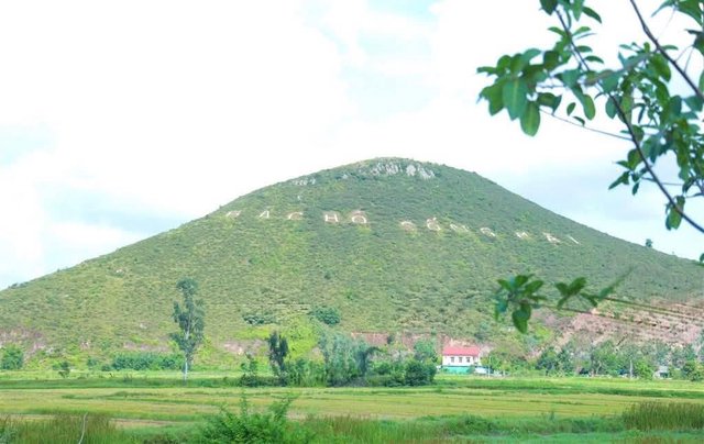 Hơn 1.000 người chung sức tái tạo dòng chữ “Bác Hồ sống mãi” trên núi Nhón