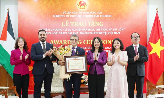 Trao tặng Kỷ niệm chương “Vì sự nghiệp Văn hóa, Thể thao và Du lịch” cho Đại sứ Palestine tại Việt Nam