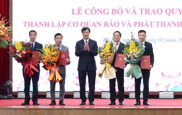 Hà Nội công bố và trao quyết định thành lập cơ quan Báo và phát thanh, truyền hình