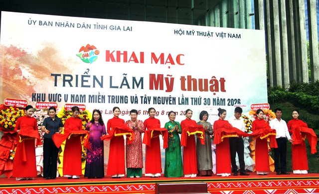 Bà Nguyễn Thị Thanh Lịch, Phó Chủ tịch UBND tỉnh Gia Lai trao giải A cho tác phẩm “Nở trong cấu trúc” của tác giả Lê Trọng Nghĩa