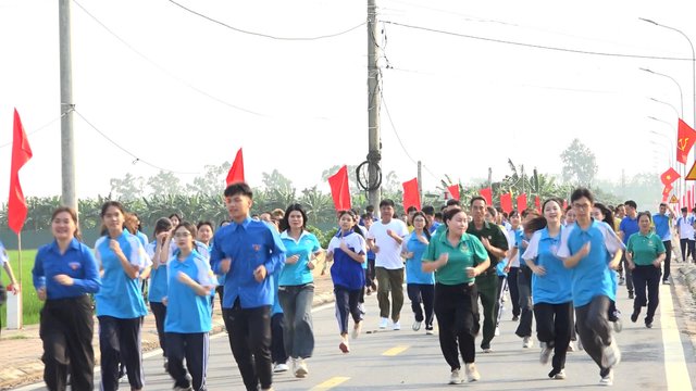 Gần 1.000 người tham gia chạy hưởng ứng Ngày chạy Olympic