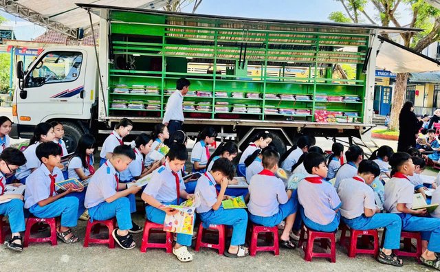 Xe thư viện lưu động của Thư viện Đà Nẵng