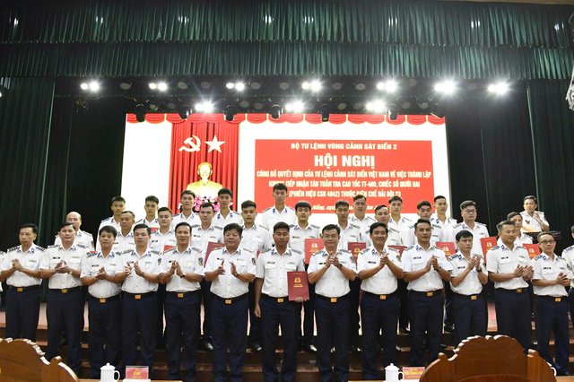 Thủ trưởng Bộ Tư lệnh Vùng Cảnh sát biển 2 trao quyết định cho cán bộ, chiến sĩ khung tàu CSB 4042.