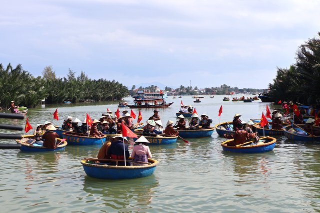 Du khách tham gia tour du lịch tham quan rừng dừa Bảy Mẫu, Đà Nẵng