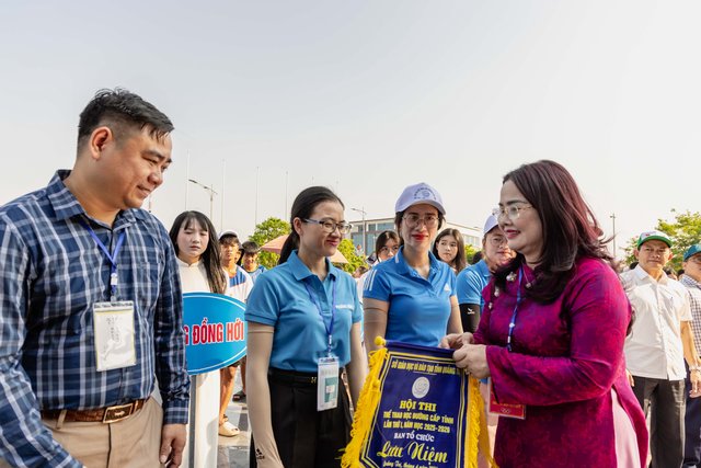 Trao cờ