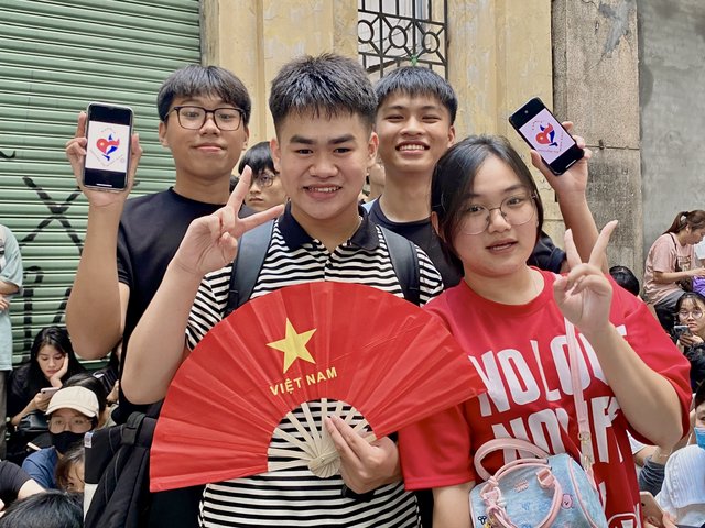 Tái hiện biển người xếp hàng chờ nhận vé