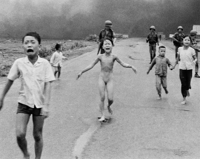 Luật sư và hãng AP sẽ bảo vệ quyền lợi tác giả bức ảnh "Em bé Napalm"