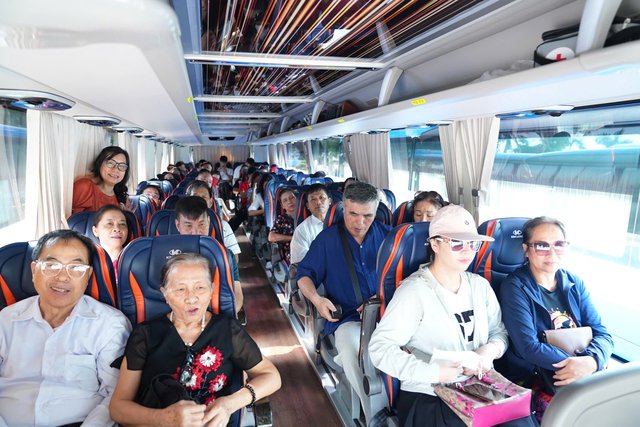 Người dân Hải Phòng hào hứng tham gia các chuyến xe miễn phí tới dự triển lãm
