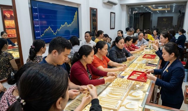 Giá vàng hôm nay 8.12: SJC neo cao, vàng thế giới giảm nhẹ